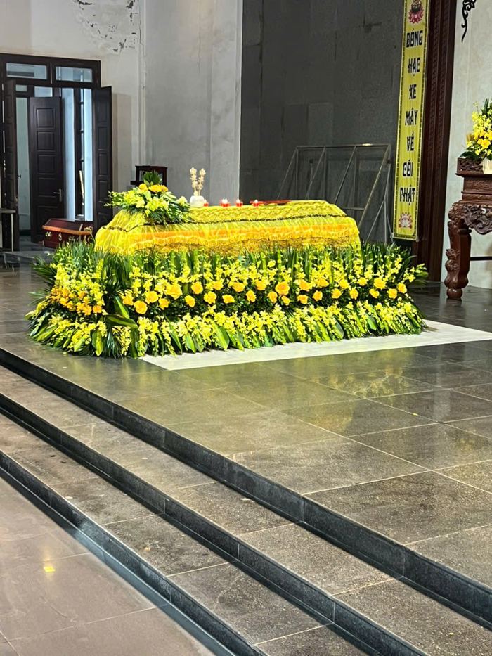 Hoa trang trí khu vực viếng tại Phúc Thọ