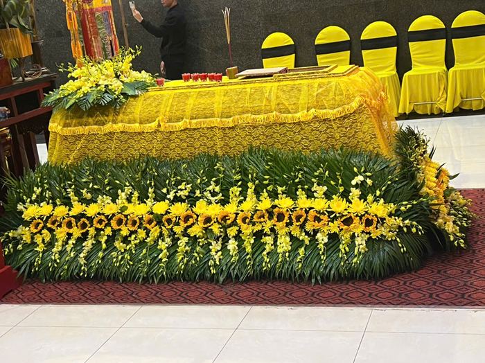 Hoa trang trí quanh linh cữu trong tang lễ tại Mỹ Đức