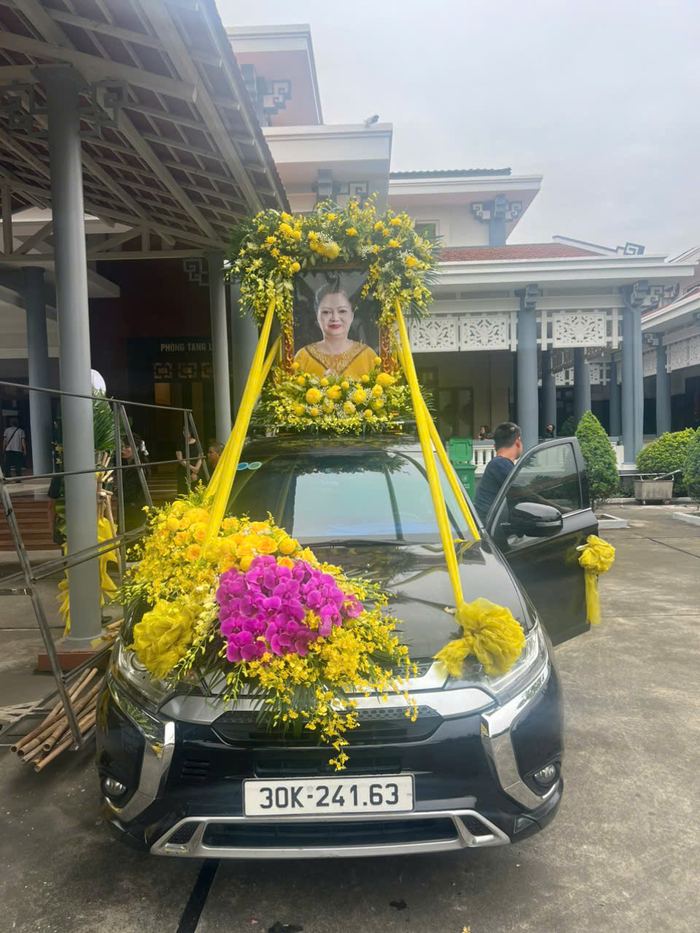 Xe hoa đưa tang phục vụ tại Ba Vì