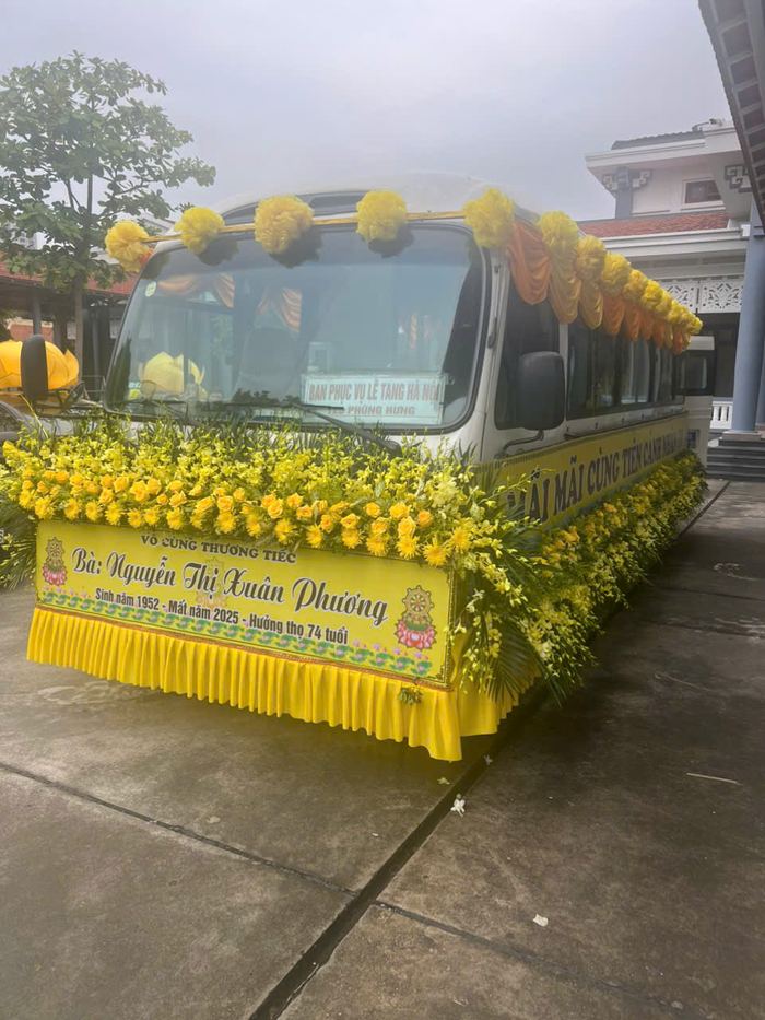 Xe tang trang trí hoa phục vụ di quan tại Phú Xuyên