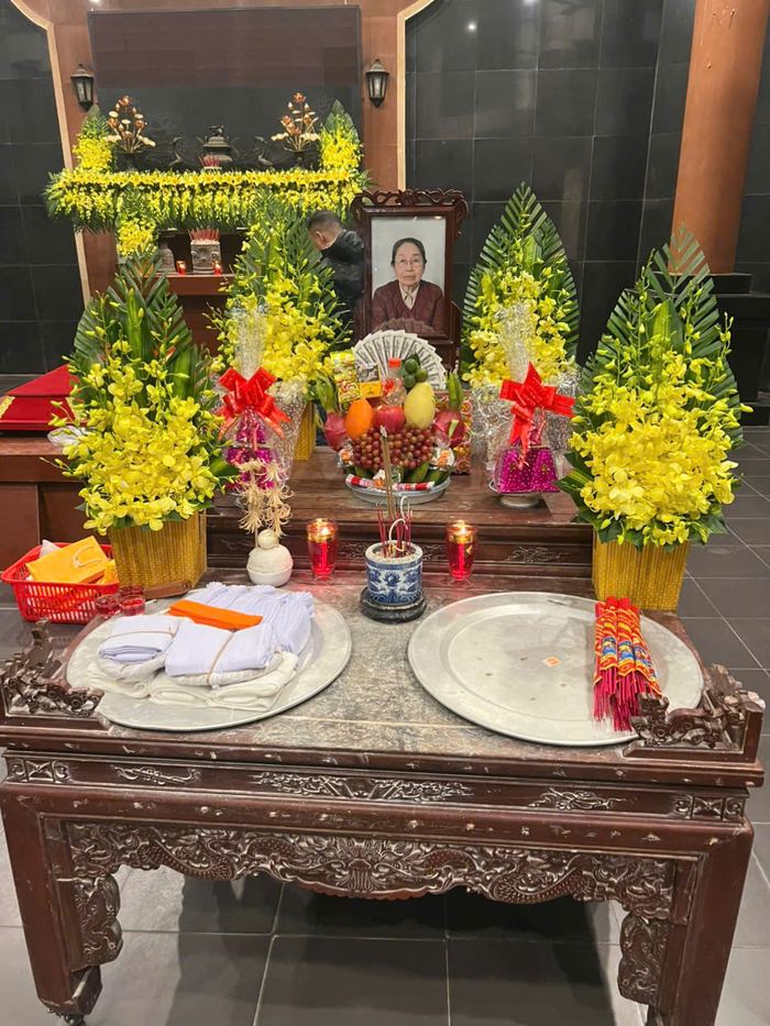 Bàn thờ tang tại nhà được bố trí trang nghiêm