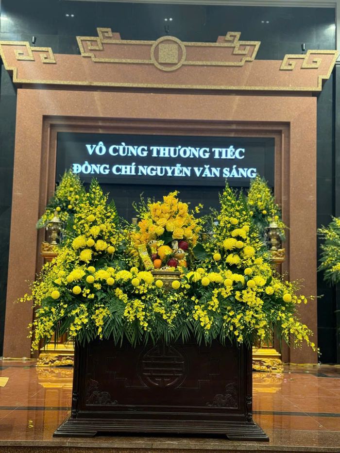 Bàn thờ và hoa viếng trong tang lễ tại Hoàn Kiếm