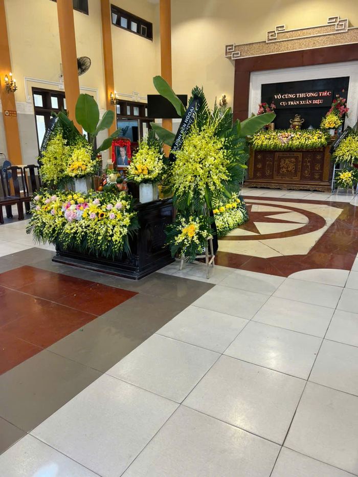 Hoa viếng tang lễ được sắp xếp trong nhà