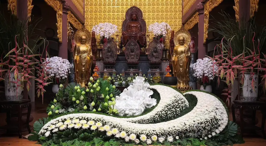 Không gian tưởng niệm với khu vực bàn lễ và phần trang trí phía trước.