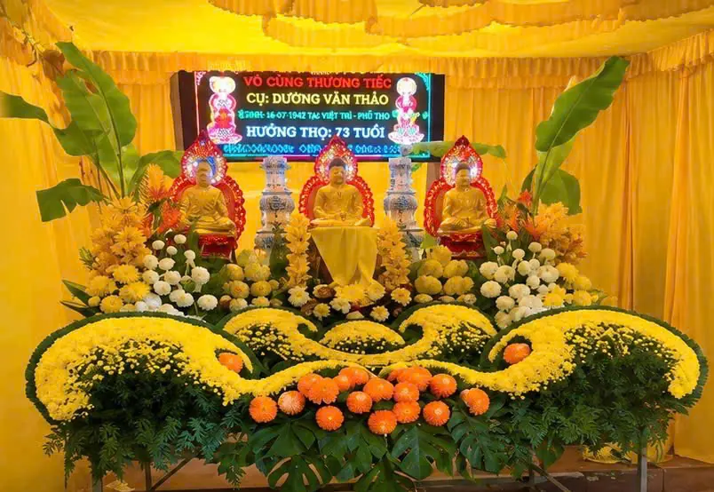 Hình ảnh tham khảo khu vực tưởng niệm và bàn lễ trong một buổi tang lễ.