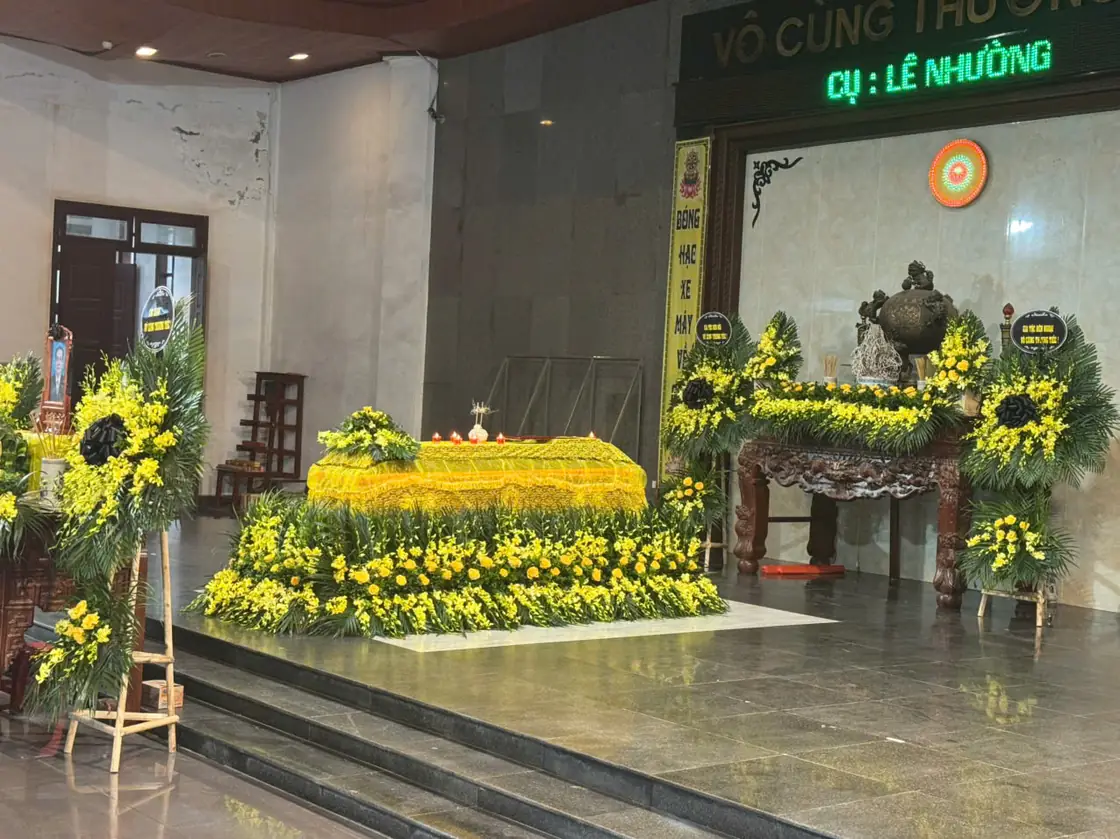 Không gian lễ viếng với khu vực linh cữu và bàn lễ được bố trí riêng biệt.