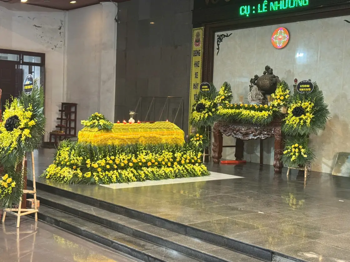 Không gian lễ viếng nhìn từ phía trước khu vực hành lễ.