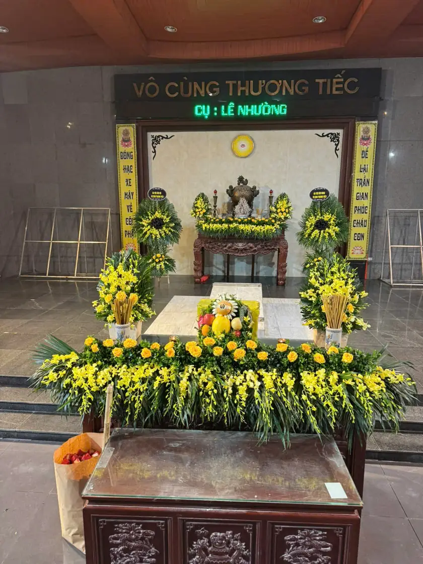 Góc chính diện khu vực bàn lễ và tưởng niệm để tham khảo khi rà soát bố cục trước buổi lễ.