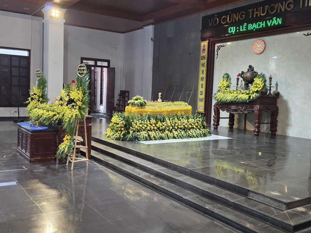 Góc rộng phòng lễ có bậc lên khu vực trung tâm.