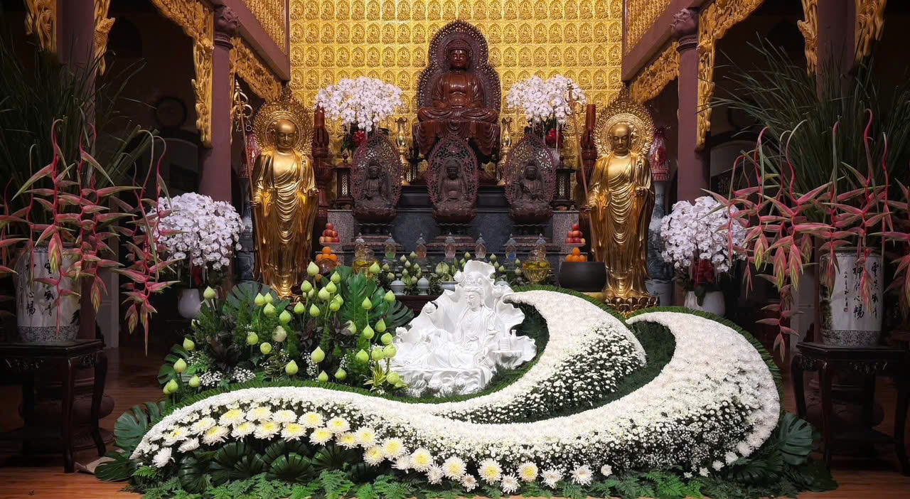 Mẫu hoa trắng và lá xanh tạo đường nét ở khu vực trung tâm.