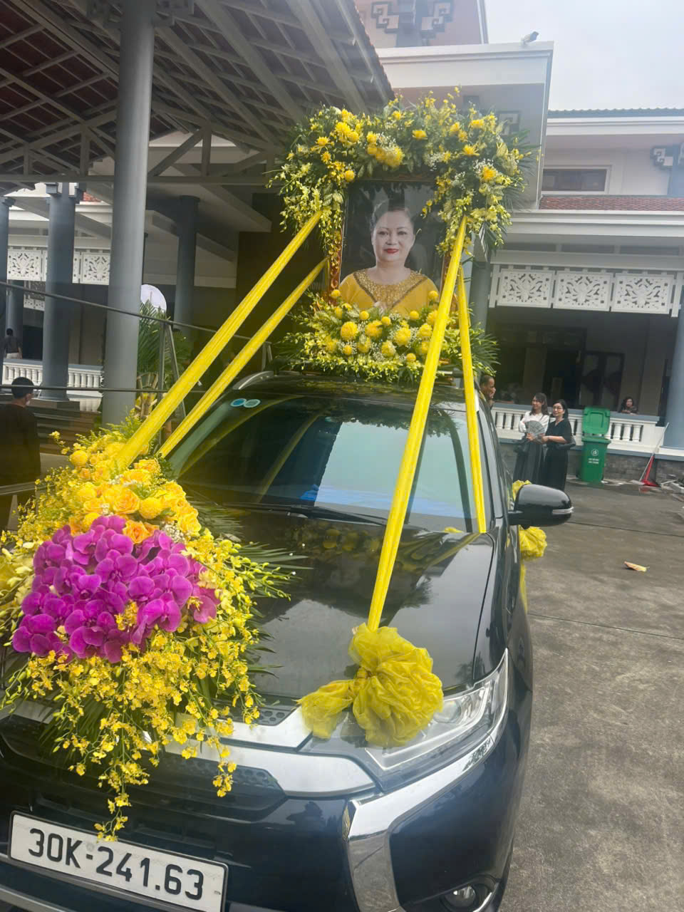 Xe đưa tiễn được bố trí di ảnh và hoa phía trước.