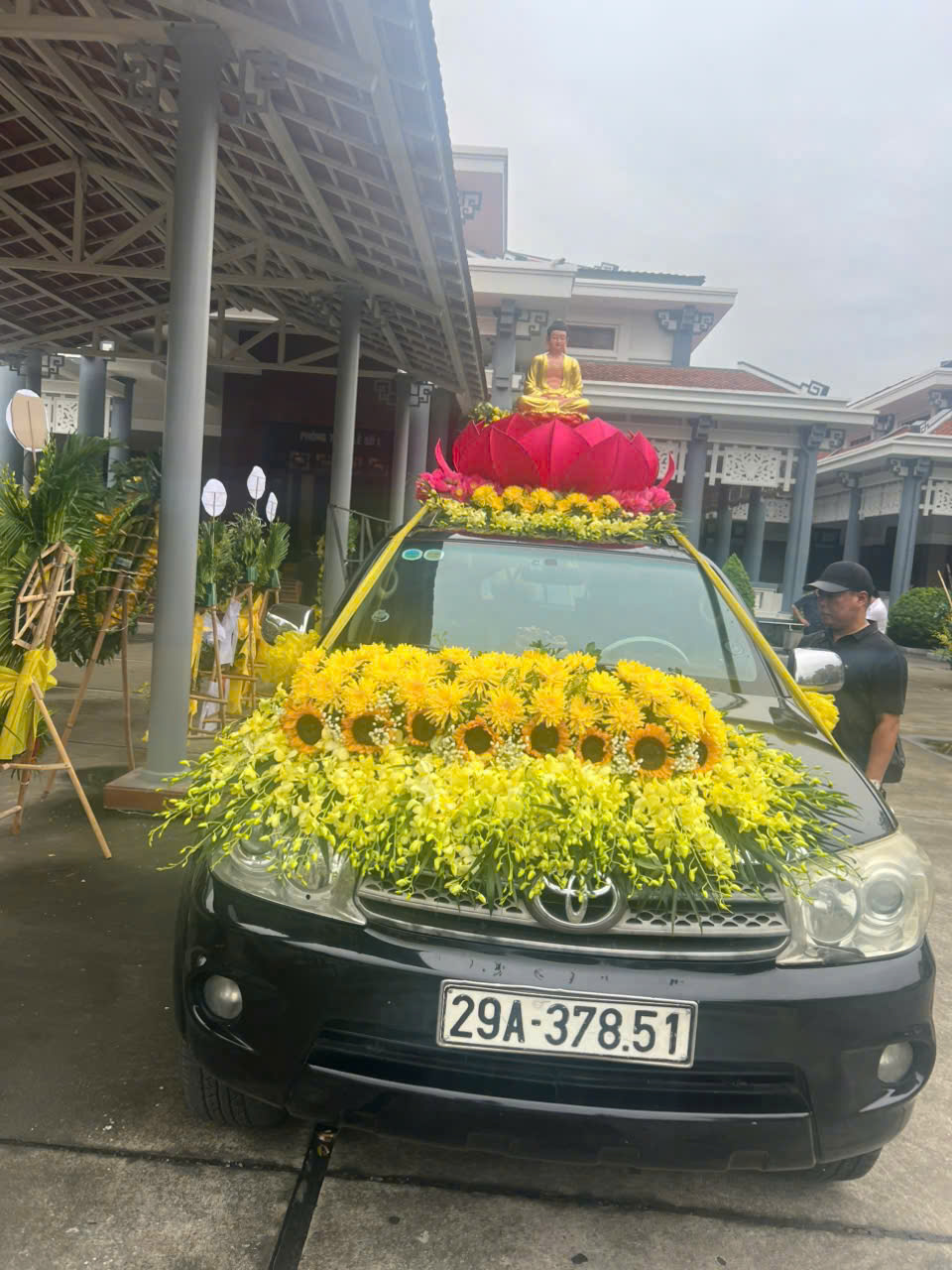 Góc chính diện phương tiện có phần hoa vàng phía trước.