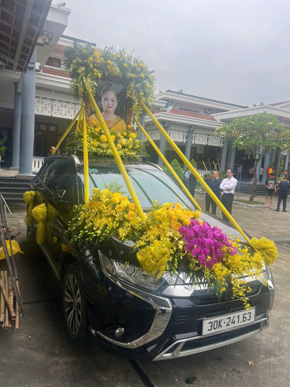 Góc nghiêng phương tiện với hoa và di ảnh.